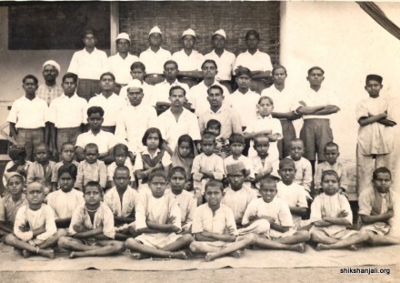 विद्याभवन बेसिक स्कूल के विद्यार्थियों व अध्यापकों के साथ