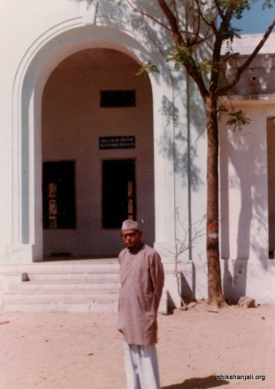 विद्याभवन बेसिक स्कूल भवन के मुख्य द्वार के सामने